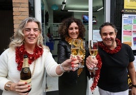 Brindis en la administración avilesina de la calle del Prado, que ha vendido el tercer y un cuarto premio de la Lotería de Navidad 2024.