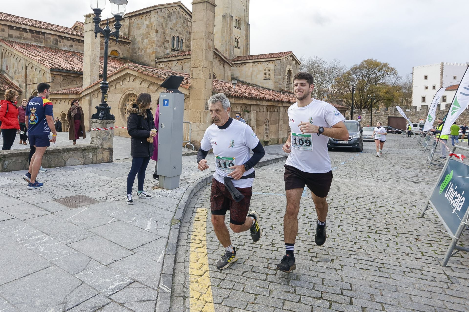 La carrera entre el club de Tenis y el club de Regatas de Gijón, en imágenes