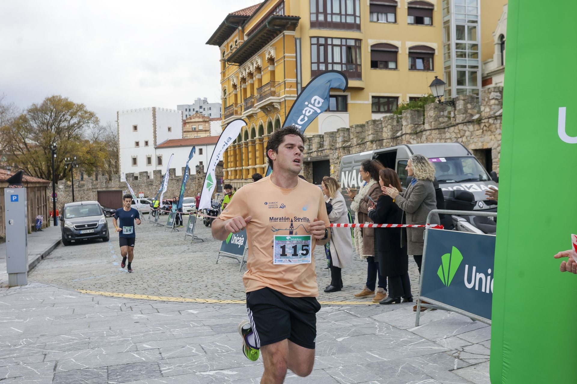 La carrera entre el club de Tenis y el club de Regatas de Gijón, en imágenes