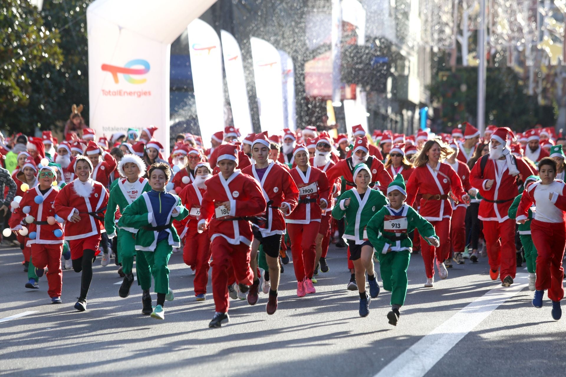 Las imágenes de la Carrera de Papá Noel en Oviedo