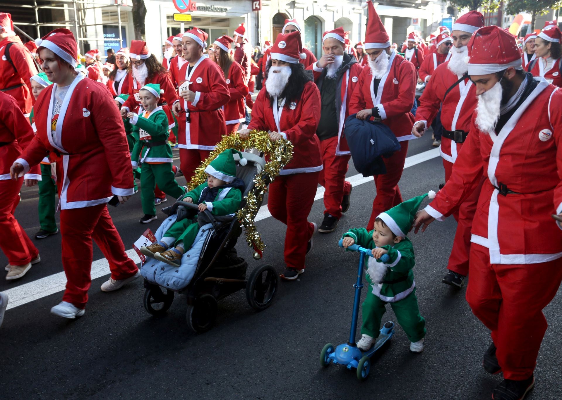 Las imágenes de la Carrera de Papá Noel en Oviedo