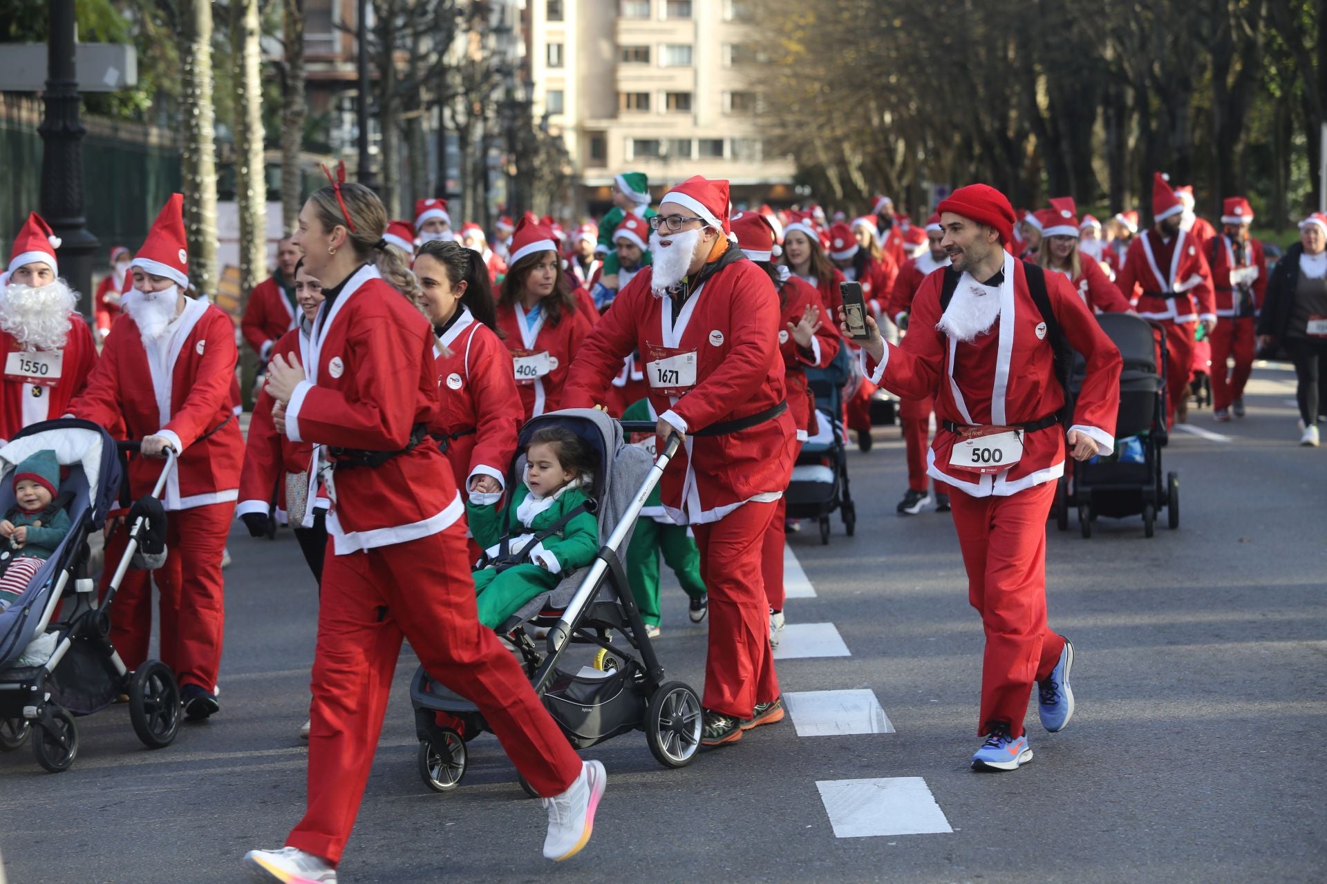 Las imágenes de la Carrera de Papá Noel en Oviedo