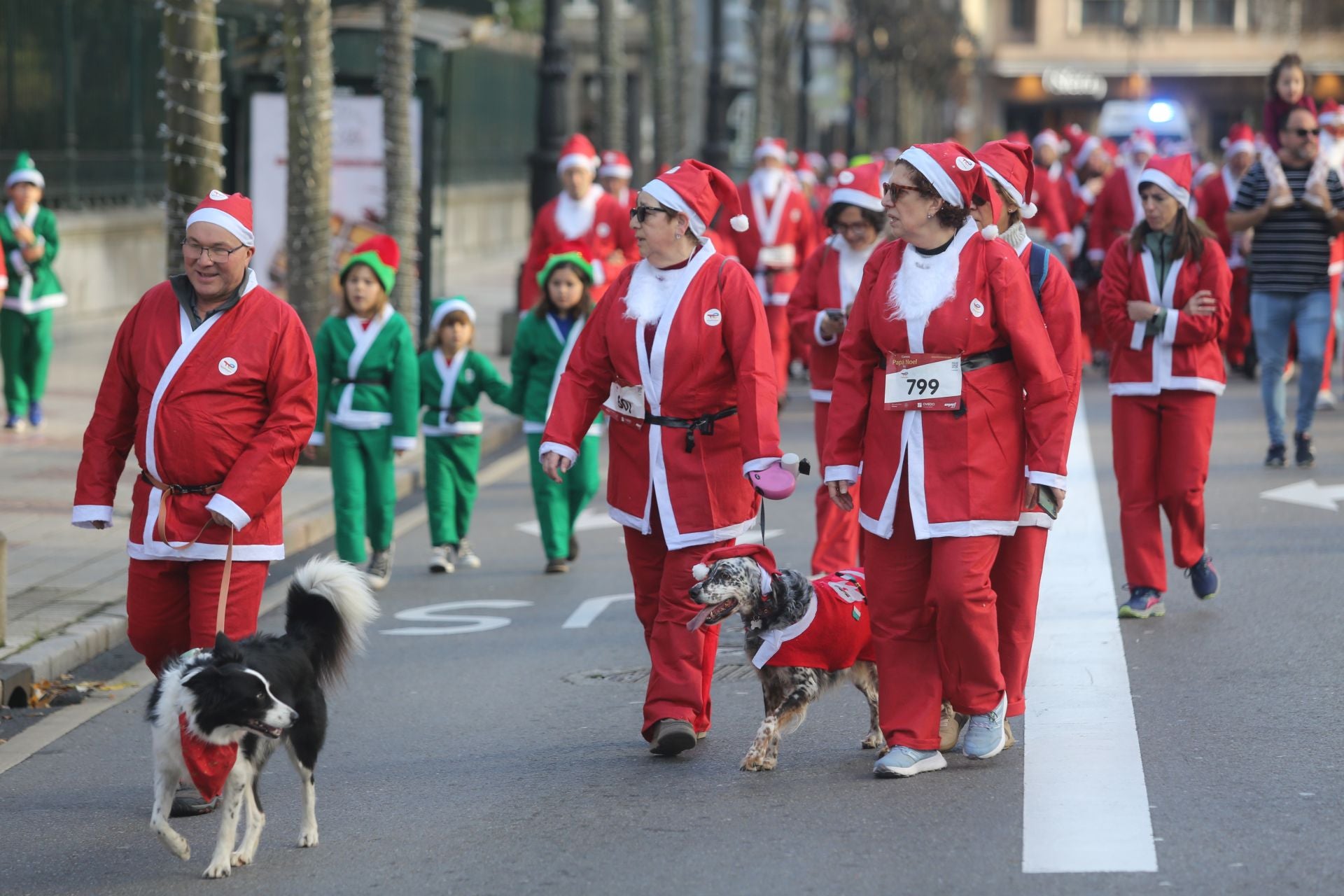 Las imágenes de la Carrera de Papá Noel en Oviedo