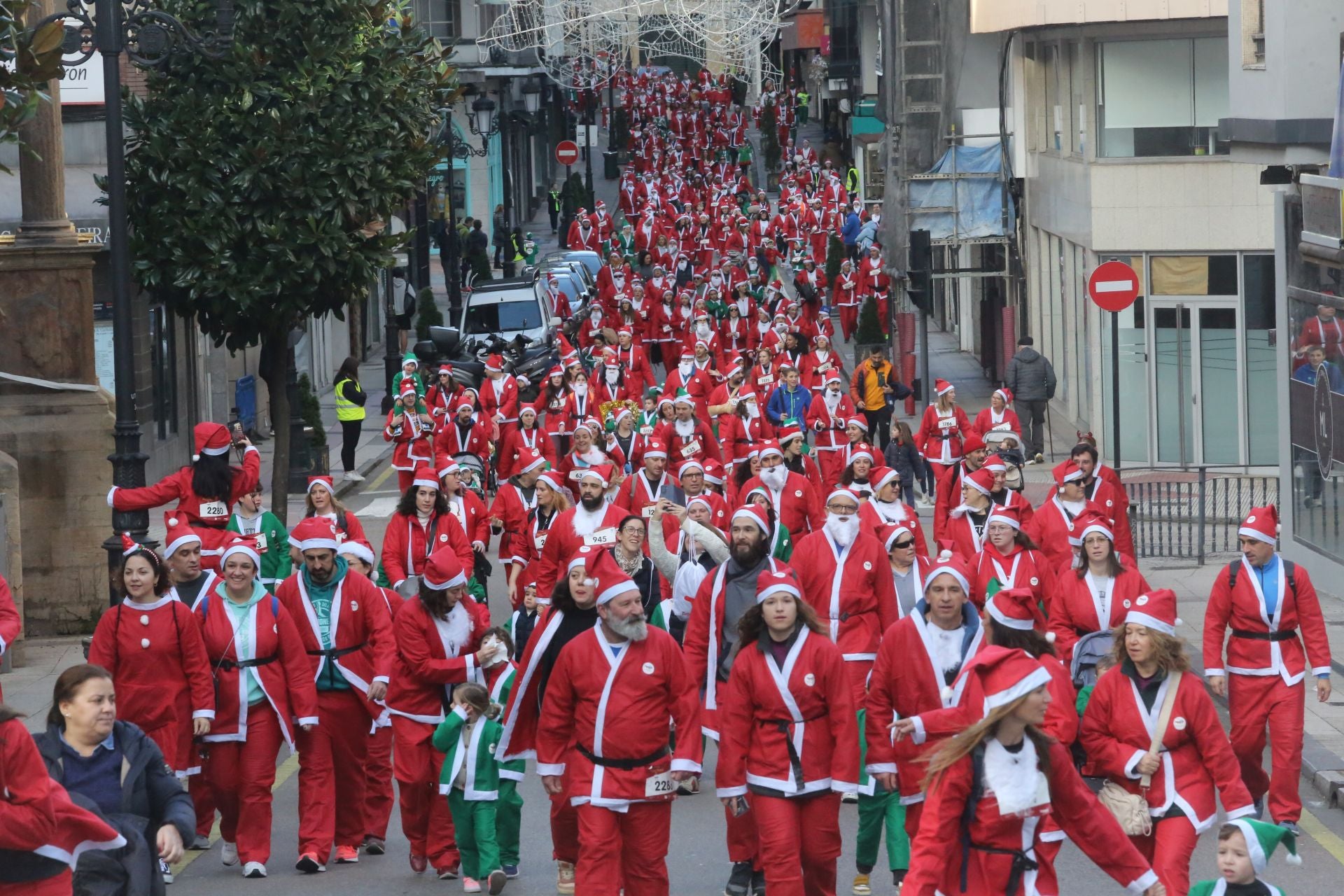 Las imágenes de la Carrera de Papá Noel en Oviedo