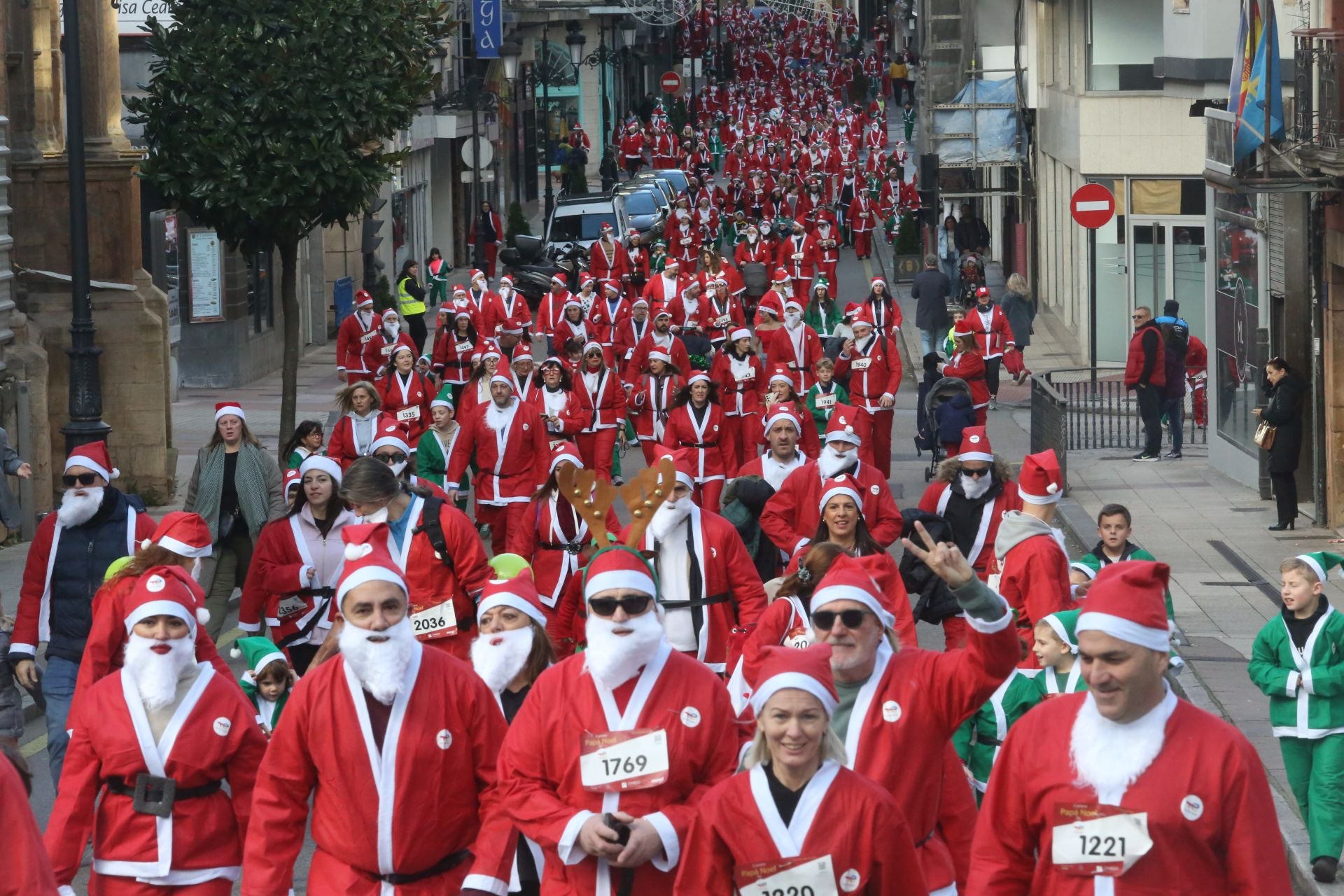 Las imágenes de la Carrera de Papá Noel en Oviedo