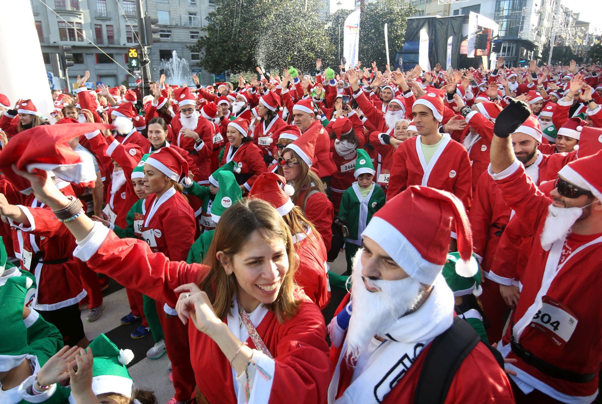 Las imágenes de la Carrera de Papá Noel en Oviedo