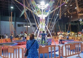 Unos niños disfrutan en una de las atracciones de Mercaplana, en Gijón.