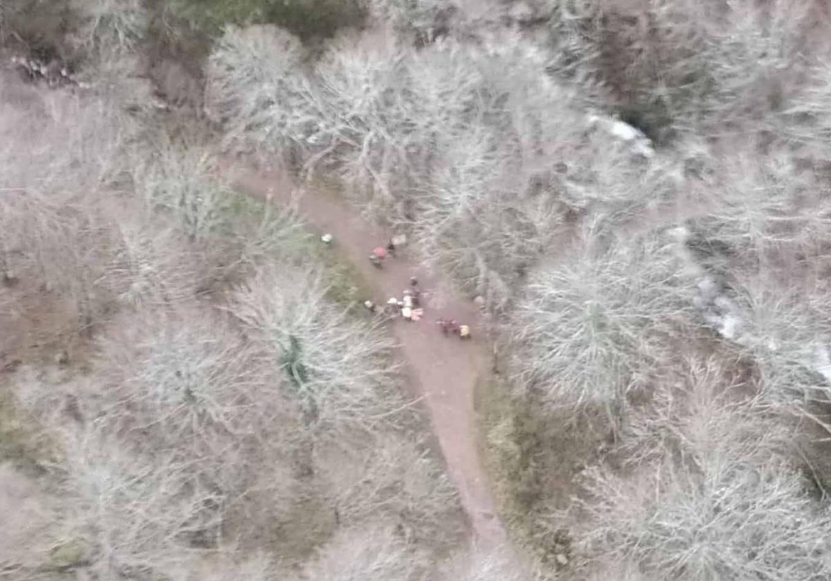 Rescatan a un montañista herido tras despeñarse 15 metros por una cascada en Teverga