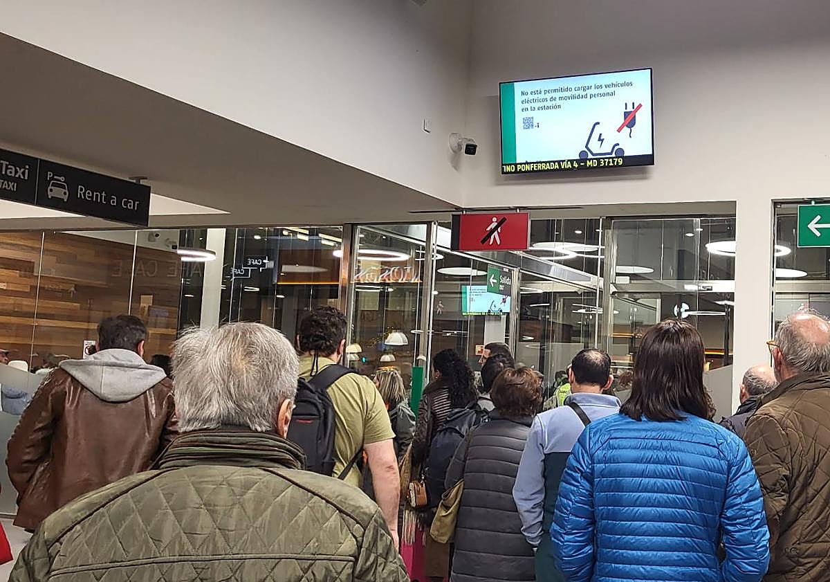 Imagen principal - Centenares de pasajeros atrapados por los retrasos de los trenes.