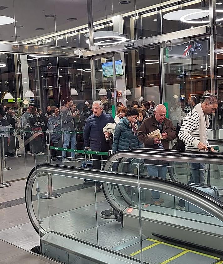 Imagen secundaria 2 - Centenares de pasajeros atrapados por los retrasos de los trenes.