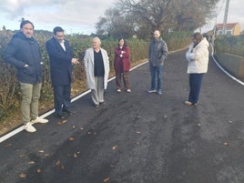 Visita de la concejala Eva María Pérez al renovado acceso de Castiello.