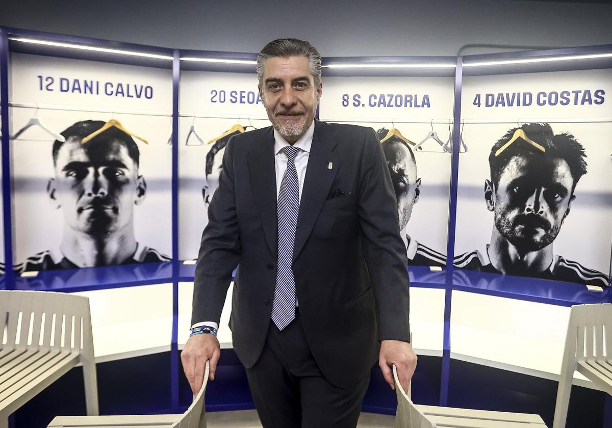 El presidente del Real Oviedo, Martín Peláez, posa en el vestuario del Carlos Tartiere uno de los espacios que ha sido recientemente remodelado.