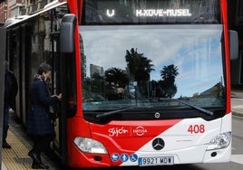 Un autobús de EMTUSA, circulando por Gijón.