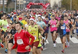 Una edición pasada de la carrera popular de Nochebuena, en Gijón.