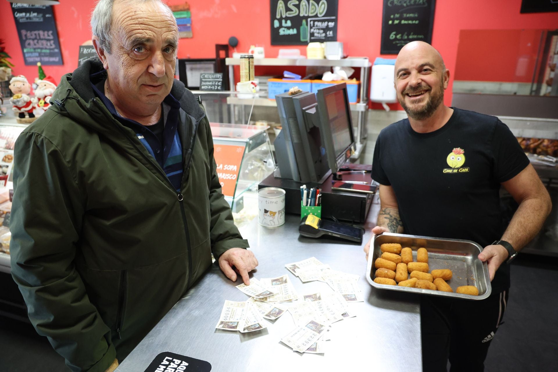 Un establecimiento de Gijón canjea los décimos no premiados de la Lotería de Navidad por croquetas