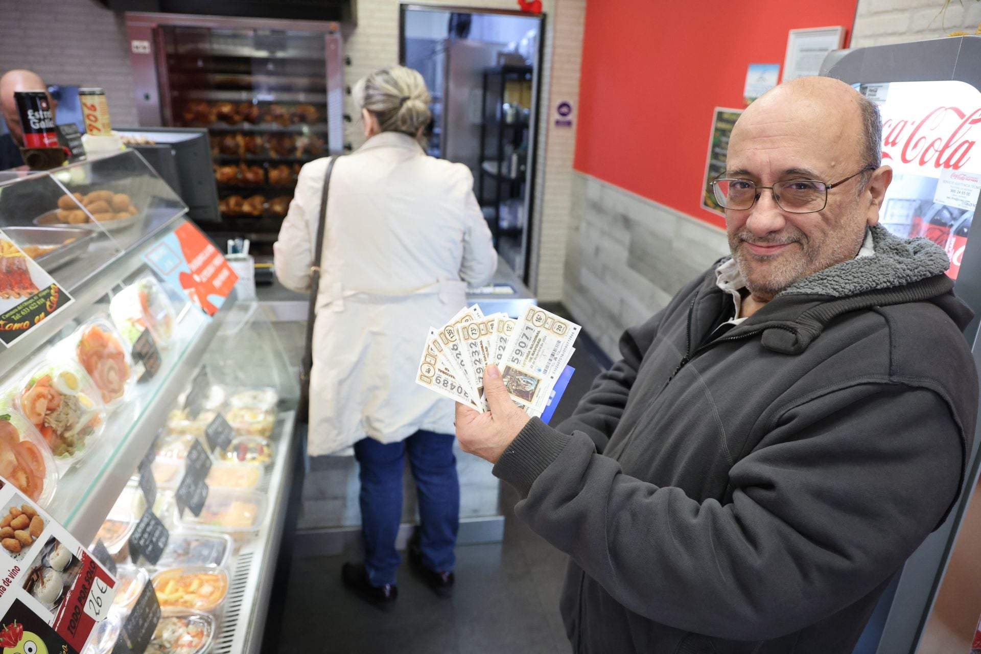 Un establecimiento de Gijón canjea los décimos no premiados de la Lotería de Navidad por croquetas