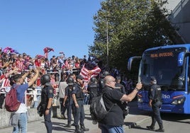 Recibimiento al bus del Oviedo en El Molinón en el derbi anterior.