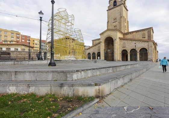 Escaleras de acceso a la zona central del Campo Valdés, en Gijón, desde el paseo del Muro, uno de los obstáculos que se pretende eliminar.