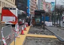 Estado de las obras del carril bici a la altura de la parada de autobús del cruce con Pedro Duro.