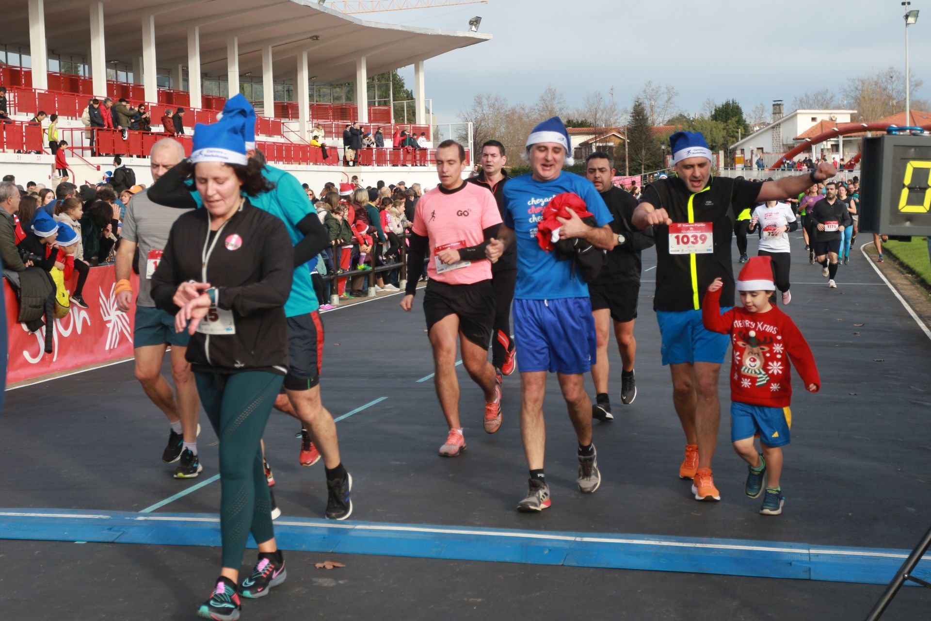 Una carrera mañanera para empezar la Nochebuena en Gijón