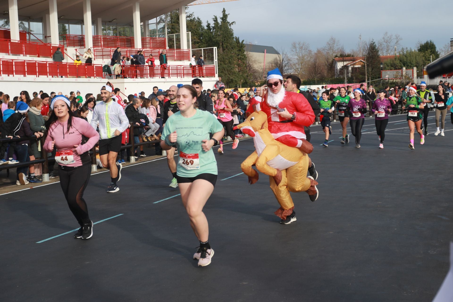 Una carrera mañanera para empezar la Nochebuena en Gijón