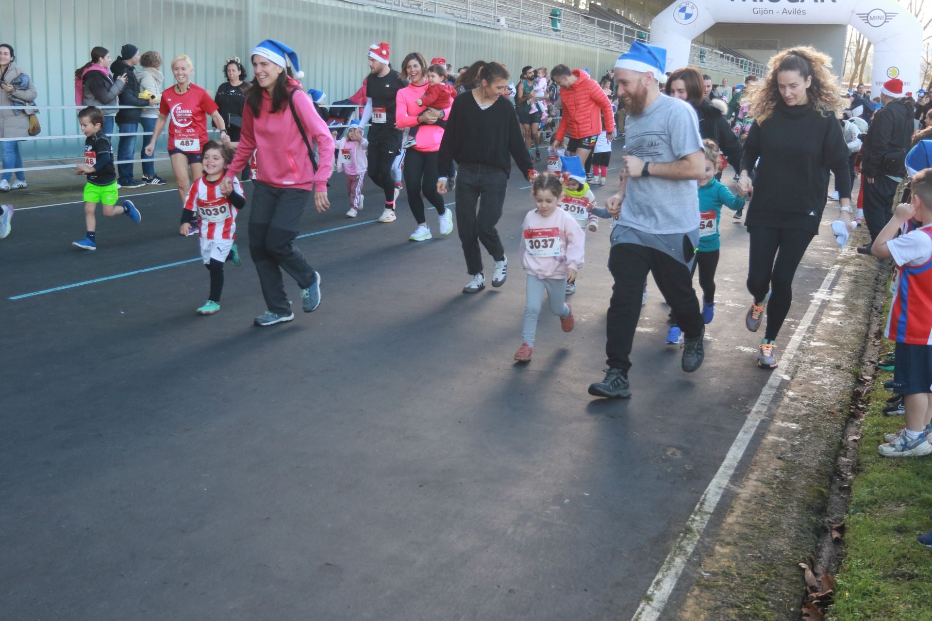 Una carrera mañanera para empezar la Nochebuena en Gijón