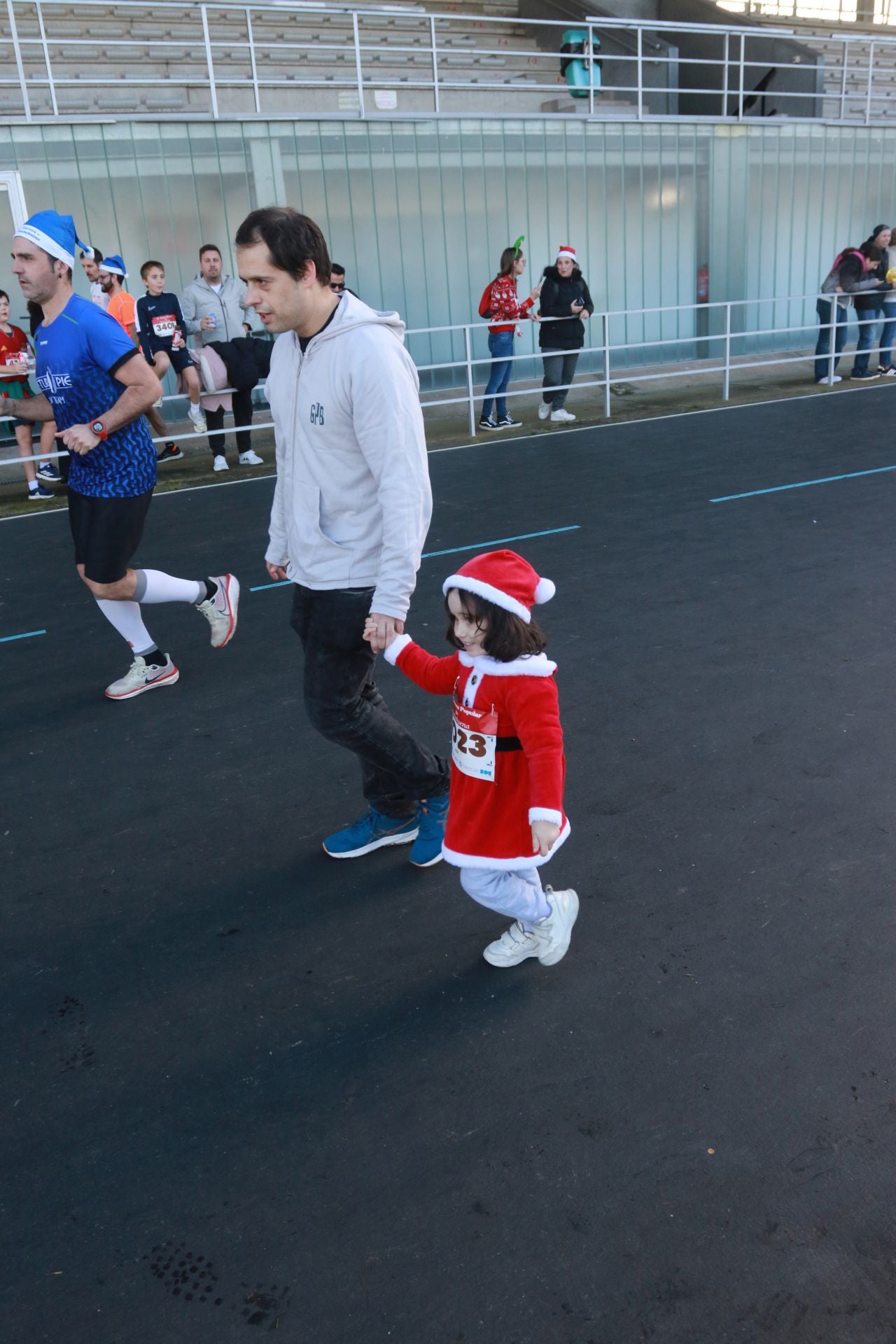 Una carrera mañanera para empezar la Nochebuena en Gijón