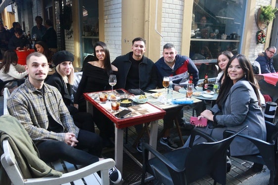 Un grupo de jóvenes disfruta del vermú en una terrraza de Mala Uva, en Gijón.