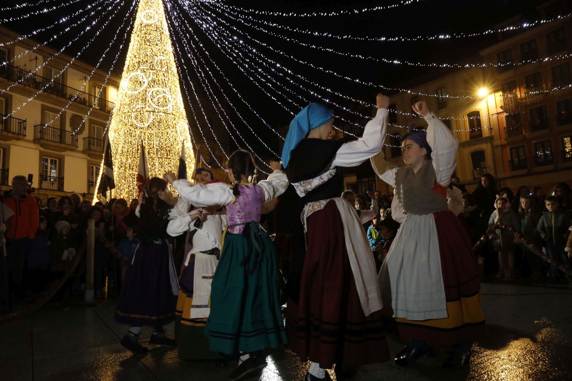 L&#039;Anguleru y Lolina reparten ilusión en Avilés