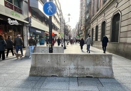 Barrera de seguridad, de hormigón, en la calle Corrida.