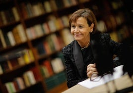 La alcaldesa de Gijón, Carmen Moriyón, en la librería cervantina de la Escuela de Comercio.