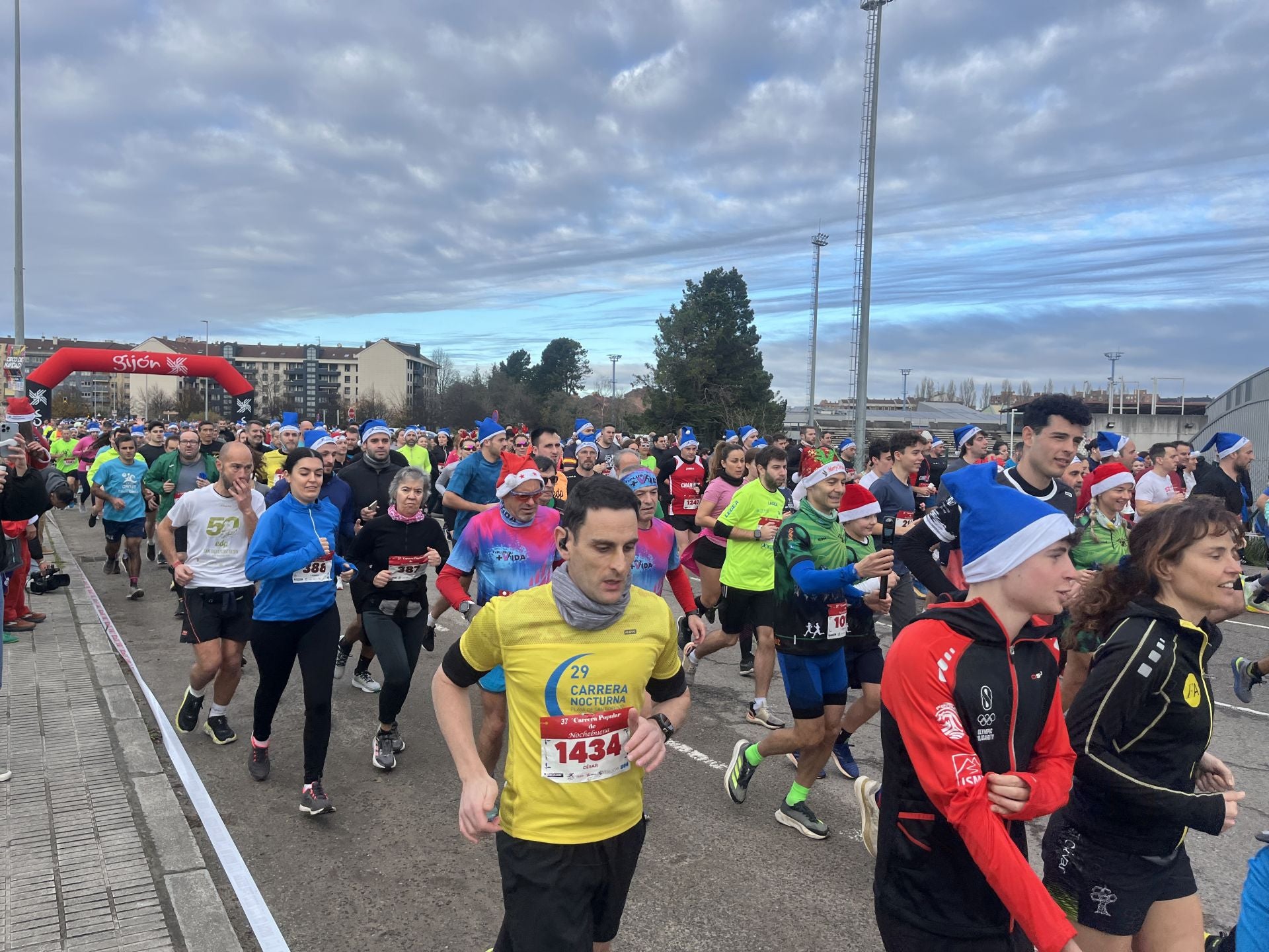 Una carrera mañanera para empezar la Nochebuena en Gijón