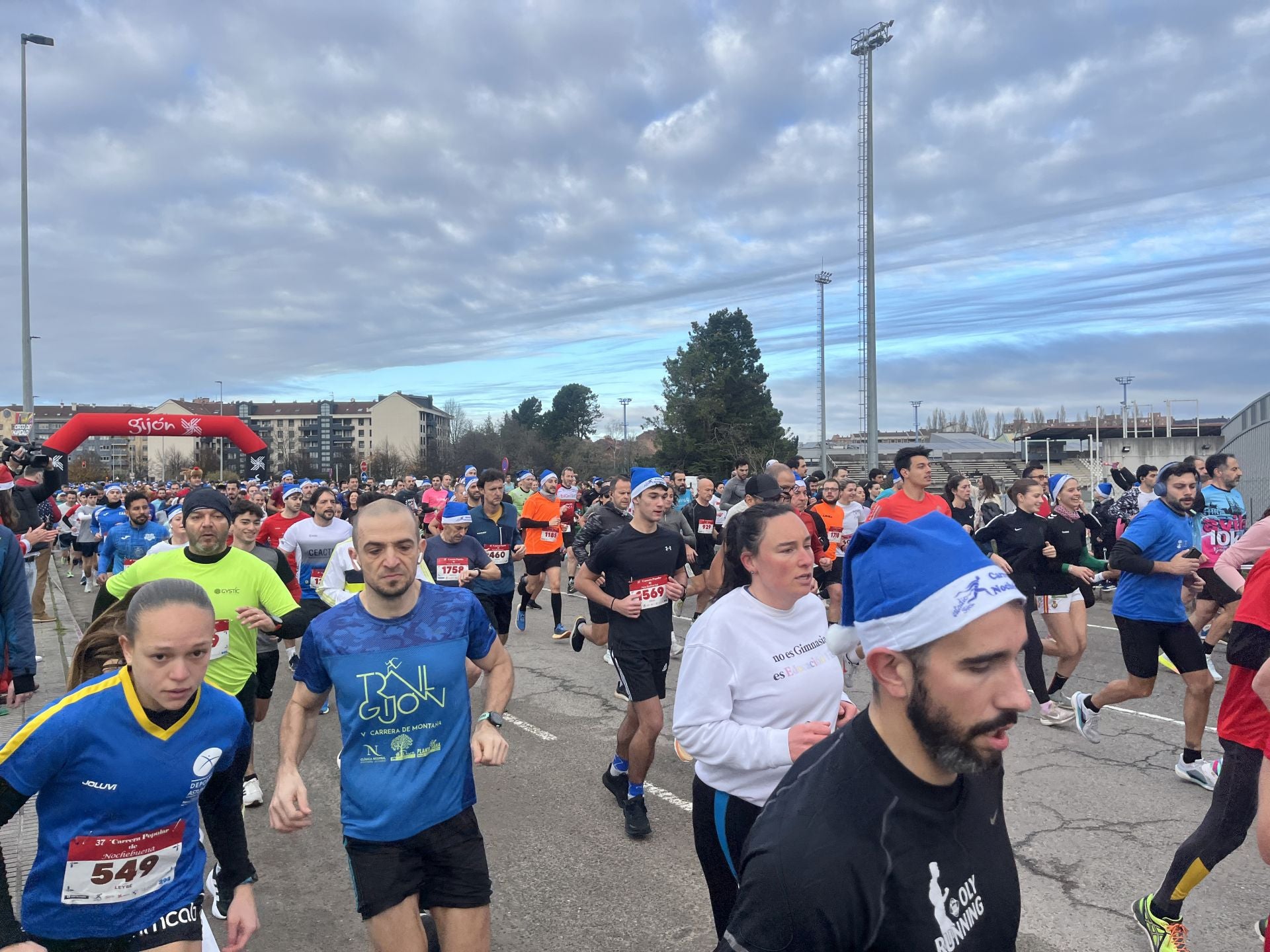 Una carrera mañanera para empezar la Nochebuena en Gijón