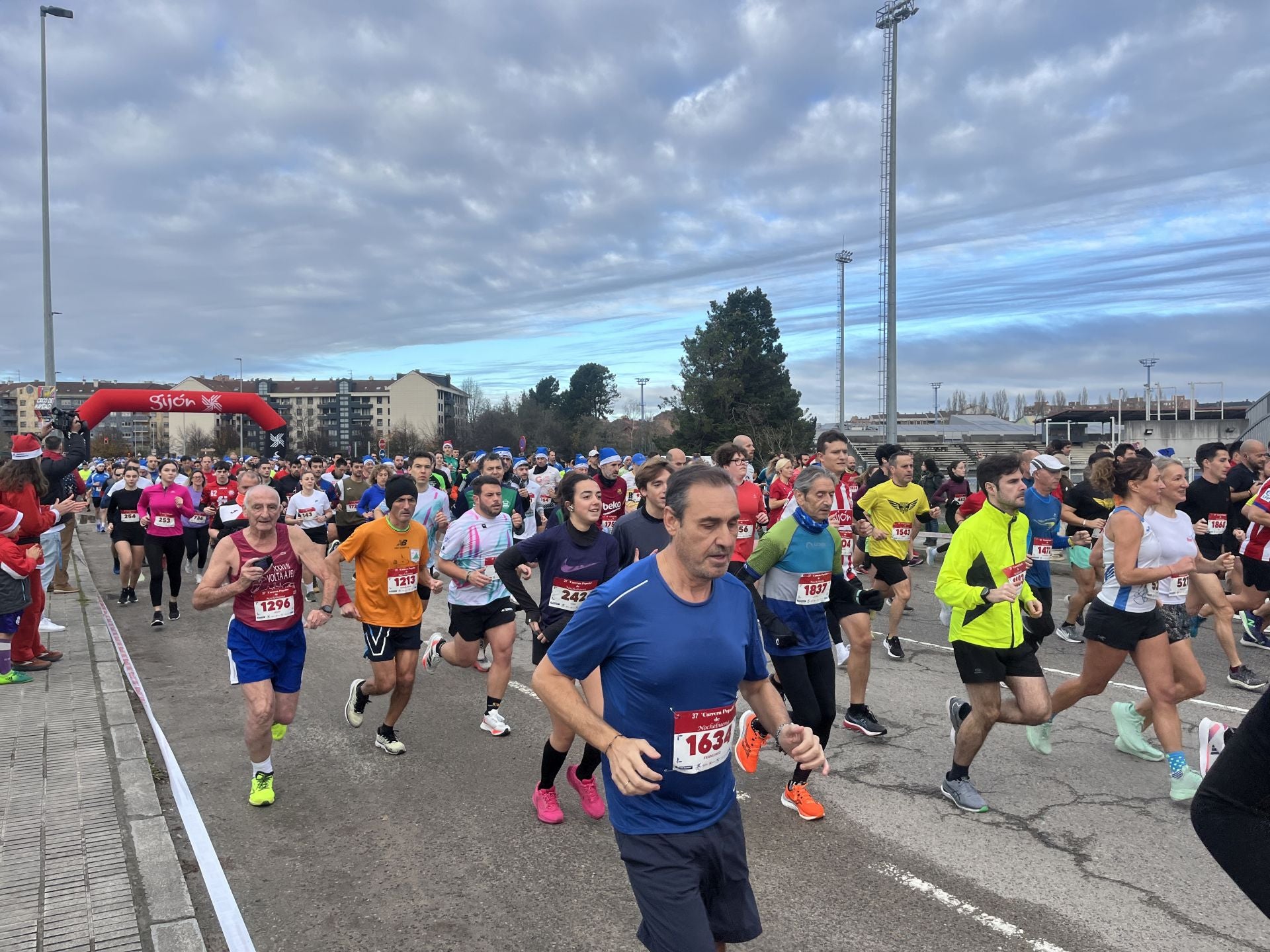 Una carrera mañanera para empezar la Nochebuena en Gijón