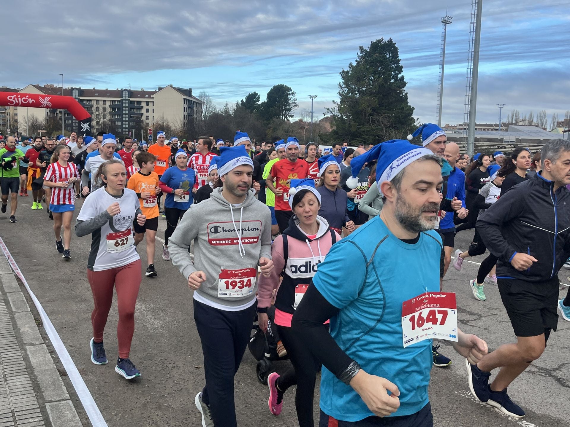 Una carrera mañanera para empezar la Nochebuena en Gijón