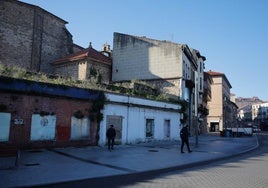 Se demolerá los edificios entre los números 40 y 48 de la calle La Muralla de Avilés y que ocultan el paño de la fortificación.