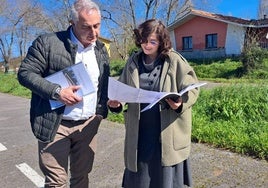 El alcalde de Carreño, Ángel García, y la directora general de Urbanismo del Principado, Laura López, en Perlora.