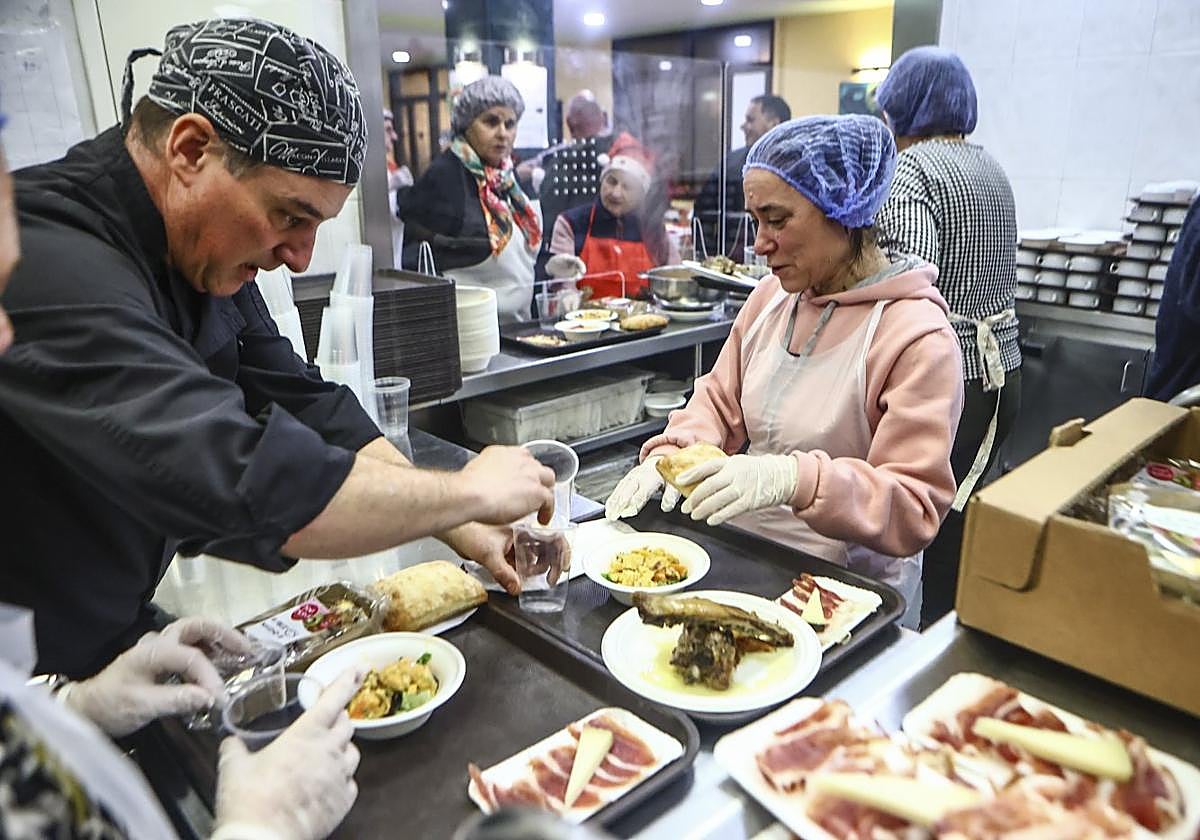 Florentino Menéndez preparando varios menús.