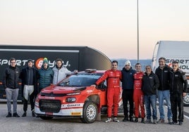 p FamiliaLos miembros del equipo Sports&You posan con el bicampeón ovetense.