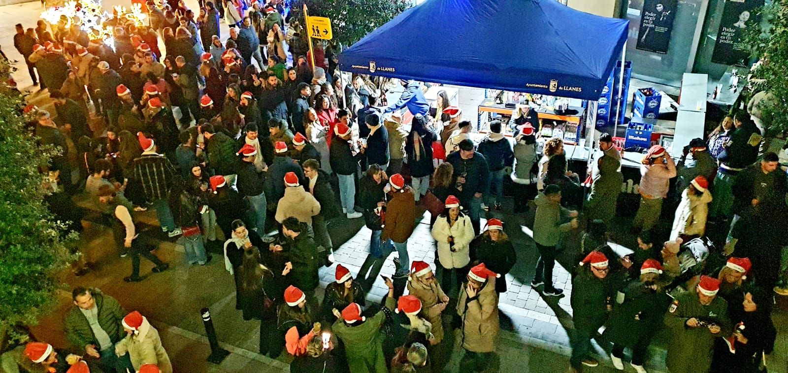 Celebración de la preNochevieja el pasado viernes frente a la Casa Consistorial llanisca.