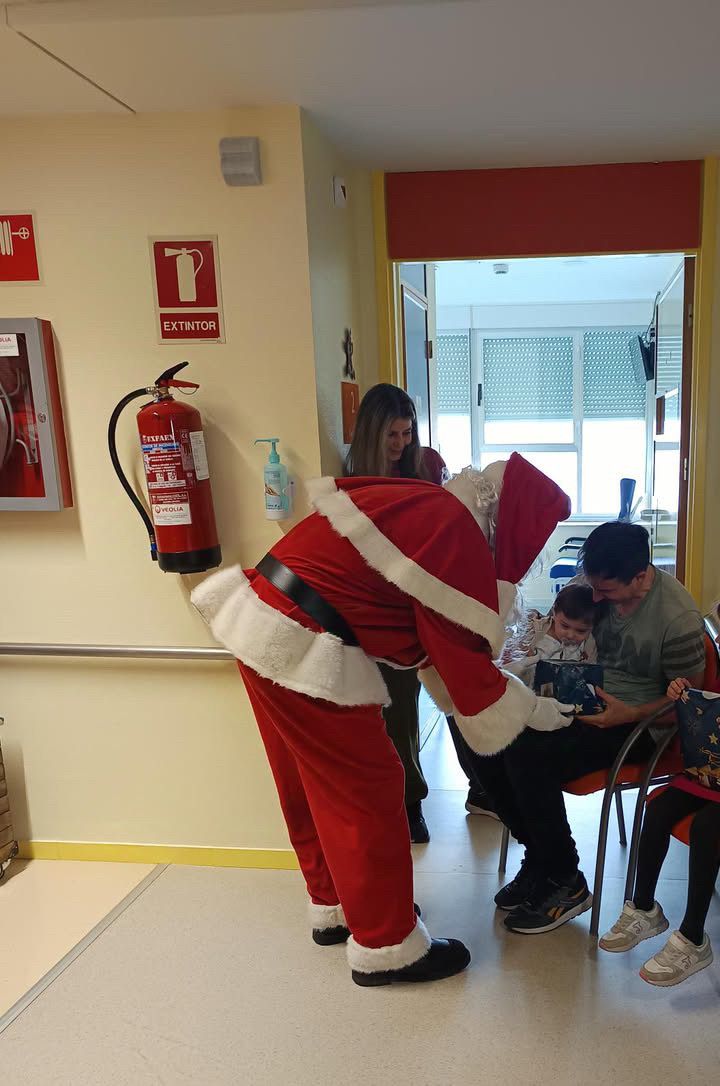 Papá Noel da una sorpresa a los niños hospitalizados en Cabueñes