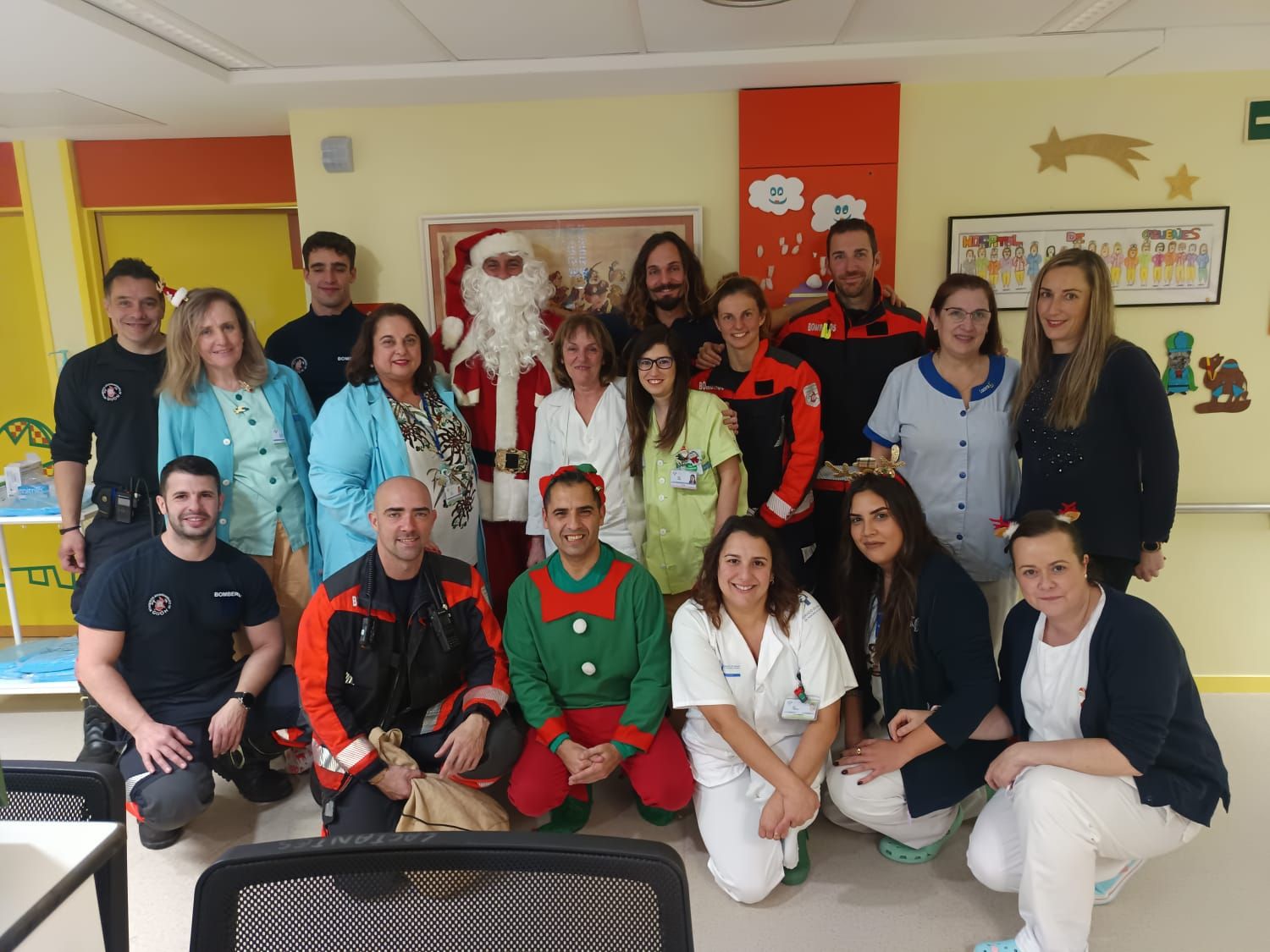 Papá Noel da una sorpresa a los niños hospitalizados en Cabueñes