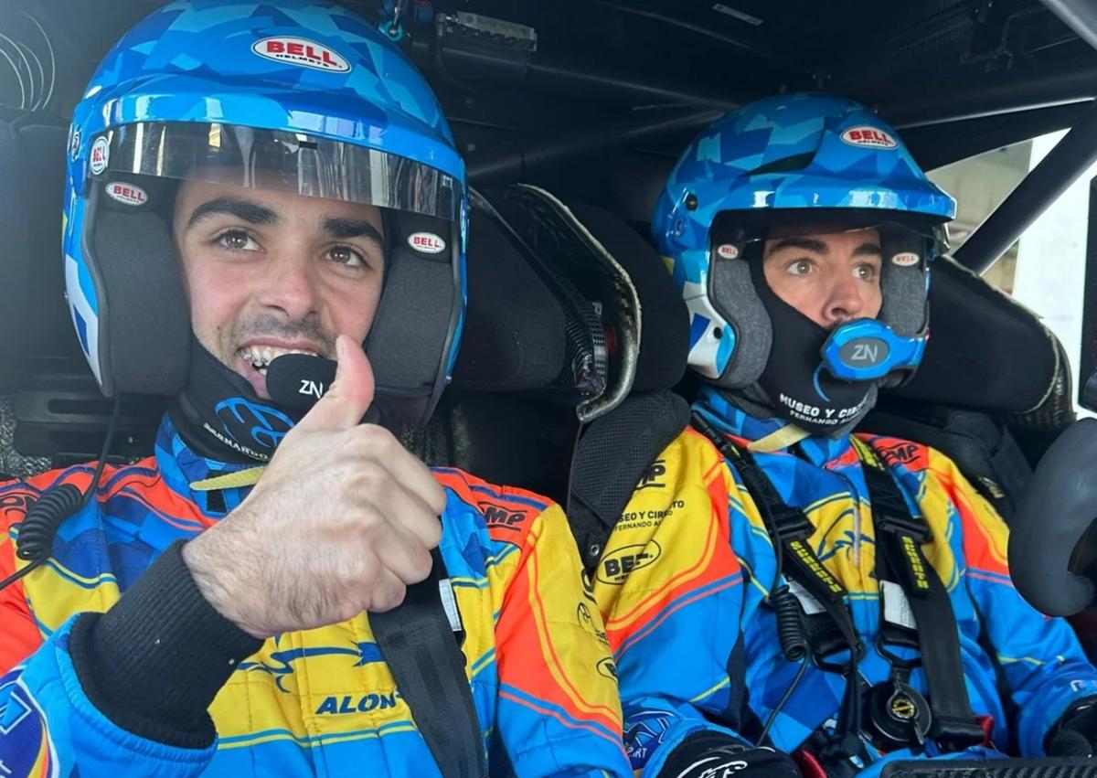 Imagen secundaria 1 - A la izquierda, Diego Ruiloba y Fernando Alonso; a la derecha, Alonso sigue con atención la evolución de Ruiloba en el simulador.