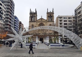 Fachada de la iglesia de San Lorenzo, con la 'estrella' navideña en primer plano.