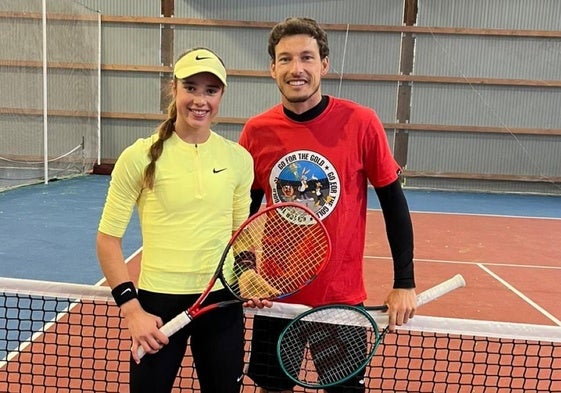 Los tenistas Paola Piñera y Pablo Carreño compartieron entrenamiento en las pistas del Grupo Covadonga de Gijón.