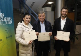 Los premiados: Isabel Muñoz, Jorge Alfonso y Fernando Arias .