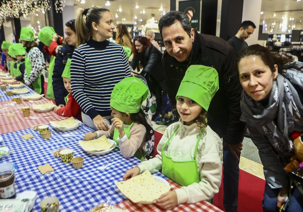 Un grupo de participantes en el showcooking celebrado en el centro comercial Salesas de Oviedo.