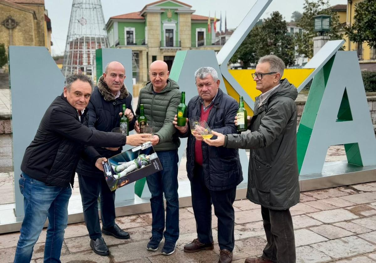 El alcalde de Nava, Juan Cañal, con Fernando Morán (Sidra Viuda de Corsino) Ángel Ordóñez (Sidra Viuda de Angelón), Juan Roza (Sidra Roza) y José Luis Vigón (Sidra Orizón).