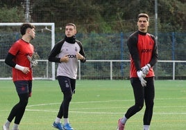 Nico Chenu, a la derecha, junto a Sergio García y Álvaro Fernández en La Toba.