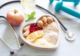 Un plato con alimentos beneficiosos para el colesterol.